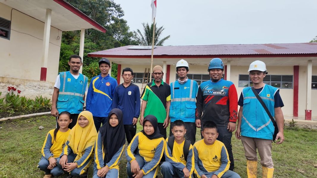 PENYALAAN -- Tim PLN UID Sulselrabar bersama guru dan murid SDN 084 foto bersama di halaman sekolahnya menandai penyalaan listrik di dua sekolah termasuk di sekolah tersebut.
