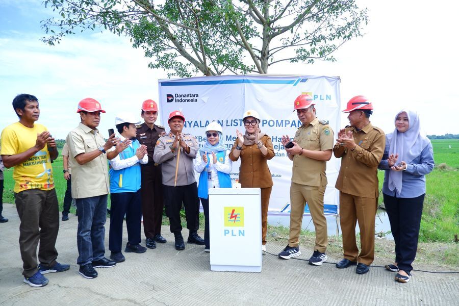 PENYALAAN -- Bupati Barru, Andi Ina Kartika Sari (keempat kanan), General Manager PLN UID Sulselrabar yang diwakili Senior Manager Niaga dan Manajemen Pelanggan, Yuli Ashaniais (kelima dari kanan), beserta Manager PLN UP3 Parepare, Agung Pratomo (ketiga dari kiri), saat melaksanakan acara penyalaan listrik pompanisasi sawah dengan tajuk 'Bersatu Menyalakan Harapan untuk Pertanian Sejahtera' yang juga merupakan sinergi Polres Barru, Pemkab Barru, dan PLN di Dusun Lapinceng, Kabupaten Barru.

