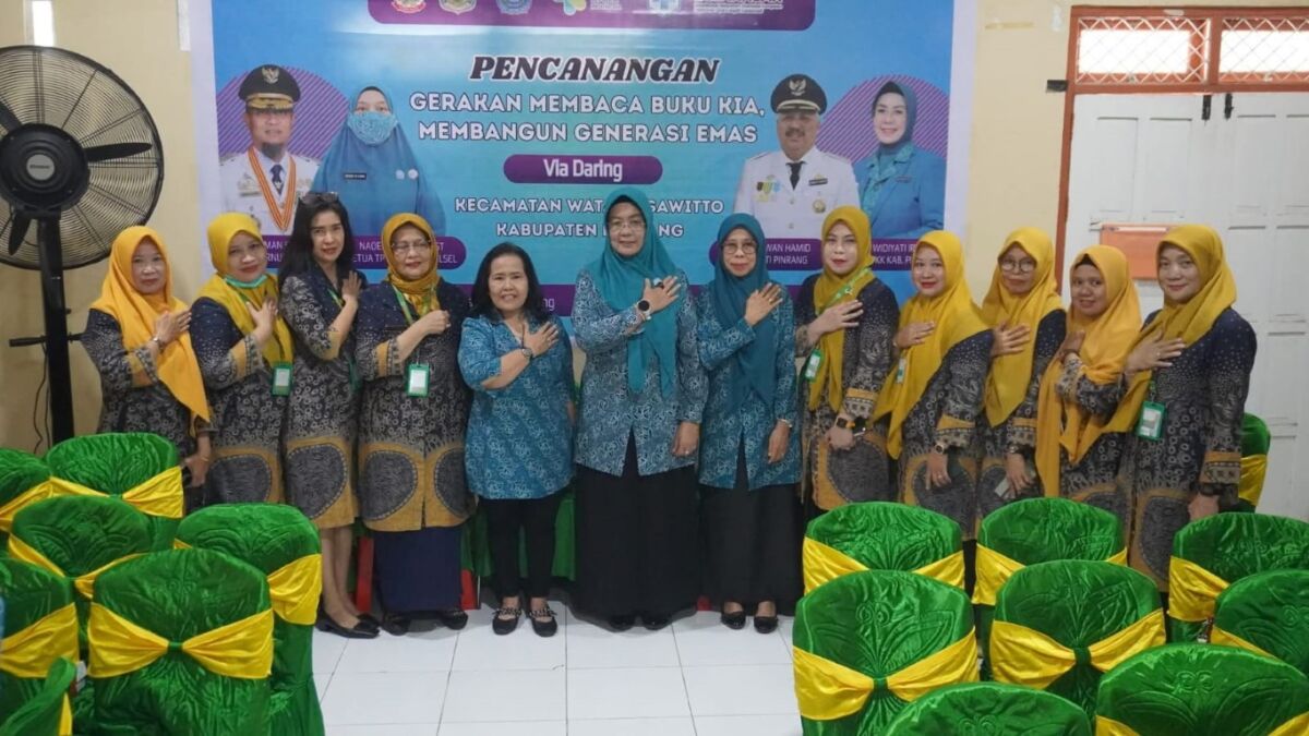PELUNCURAN -- Ketua TP PKK Kabupaten Pinrang, Hj A Sri Widiyati A Irwan turut ambil bagian dalam peluncuran Gerakan Membaca Buku KIA yang digelar secara virtual dari Puskesmas Salo, Kamis (24/7).
