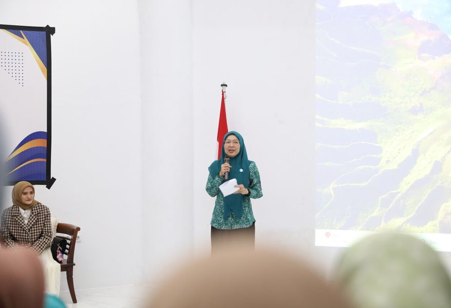 ist
VLOG--Ketua TP PKK Kota Makassar, Melinda Aksa, mendorong pelaku UMKM binaan agar memanfaatkan media sosial, khususnya video vlog, untuk mempromosikan usaha yang mereka jalankan.Hal itu disampaikan Melinda saat membuka Workshop dan Lomba Karya Vlog di Gedung PKK Makassar, Selasa (15/7)
