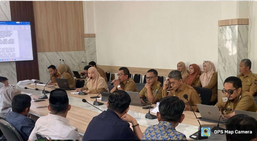 RAPAT -- Gubernur Sulsel melalui BKAD Sulsel saat menggelar rapat evaluasi atas Ranperda Kabupaten Jeneponto tentang pertanggungjawaban pelaksanaan APBD TA 2024.

