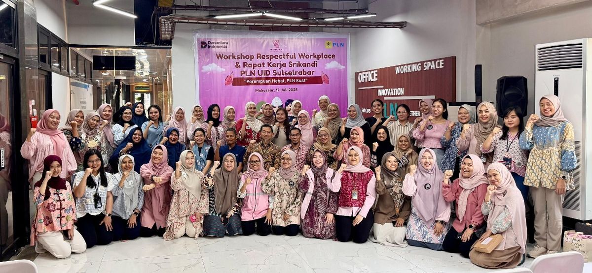 RESPECTFUL WORKPLACE -- Seluruh peserta workshop Respectful Workplace berfoto bersama General Manager PT PLN (Persero) UID Sulselrabar, Edyansyah (tengah).
