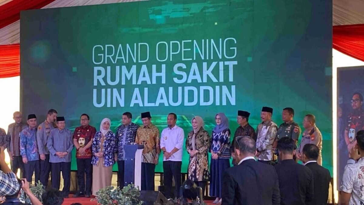 ist
RESMIKAN--Menag RI, KH Nasaruddin Umar meresmikan RS UIN Alauddin Makassar,Kamis (24/7). Ia berpesan bahwa RS ini nantinya tak hanya ada pengobatan ilmiah, tapi juga mengambil pengobatan tradisional Bugis-Makassar.