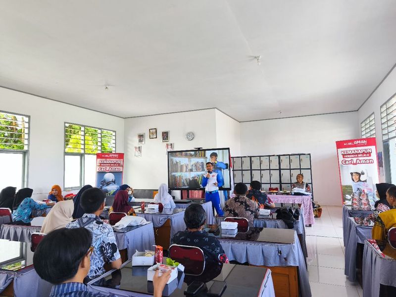 SAFETY RIDING -- Instruktur Safety Riding Asmo Sulsel, Wanny, sedang menyampaikan materai mengenai safety riding di lingkup Dinas Pendidikan Provinsi Sulawesi Selatan.

