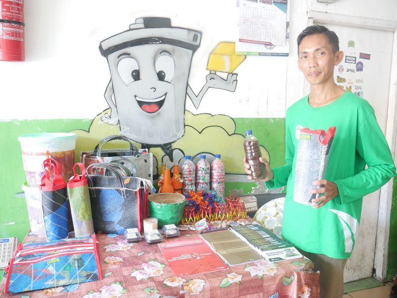 IST
KREASI SAMPAH--Faisal Baso memperlihatkan kreasi dari sampah yang dihasilkan di Bank Sampah Unit Asoka V, Makassar.  