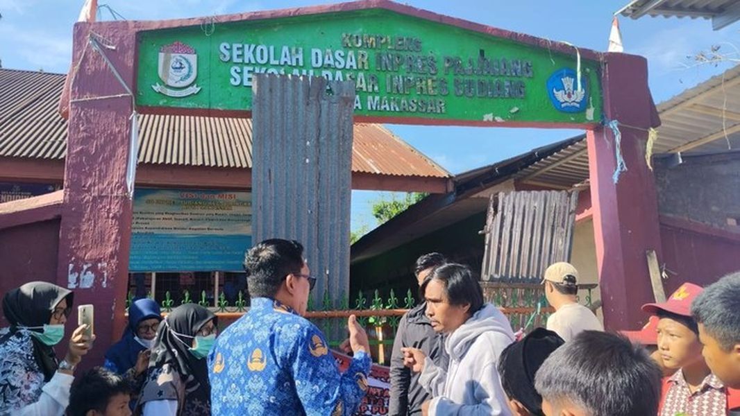 int
ASET--Anggota DPRD Kota Makassar mendesak Pemerintah Kota Makassar lebih sigap menyikapi sejumlah aset milik Pemerintah Kota Makassar yang hilang dan direbut oleh pihak ketiga, seperti sekolah, lahan dan kantor lurah.Seperti halnya sengketa lahan antara Pemkot Makassar dan pihak ketiga terkait lahan  SD Pajjaiang Makassar yang sempat disegel ahli waris. 
