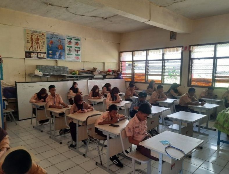 int
KEKURANGAN--SMPN 46 berlokasi di Jalan Gunung Latimojong yang satu kompleks dengan SD Lariang Bangi masih kekurangan sekitar 20 peserta didik.Wali Kota Makassar, Munafri Arifuddin siapkan strategi.Tampak siswa SMPN 46 mengikuti ujian.