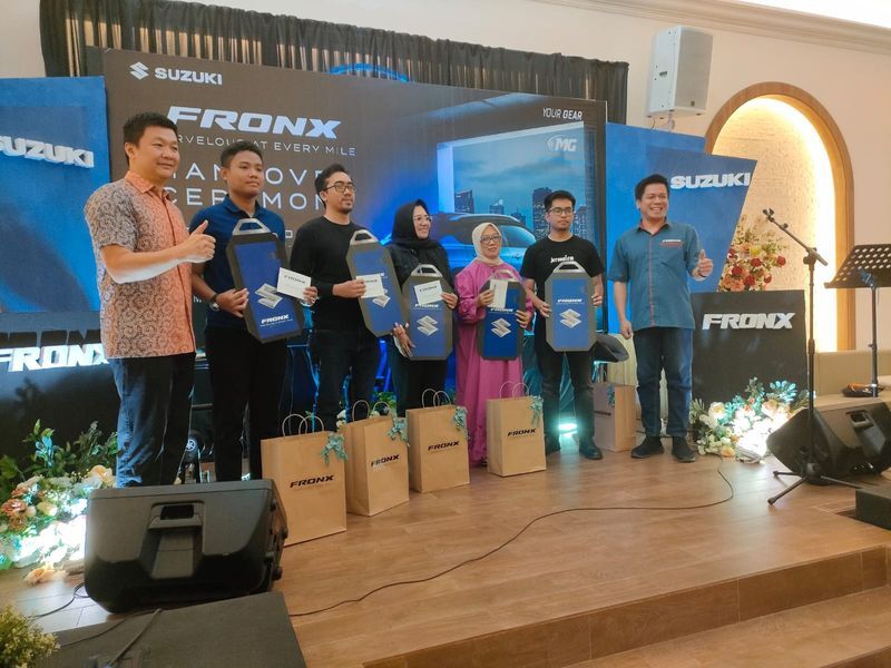 SUZUKI FRONX -- Owner PT Megahputera Sejahtera, Andree Sulimdro (kiri) didampingi General Manager PT Megahputera Sejahtera, Yesaya Roberto (kanan), menyerahkan secara simbolis kunci Suzuki Fronx kepada 20 orang pelanggan mobil Suzuki di Kota Makassar, Sabtu sore, 19 Juli 2025.
