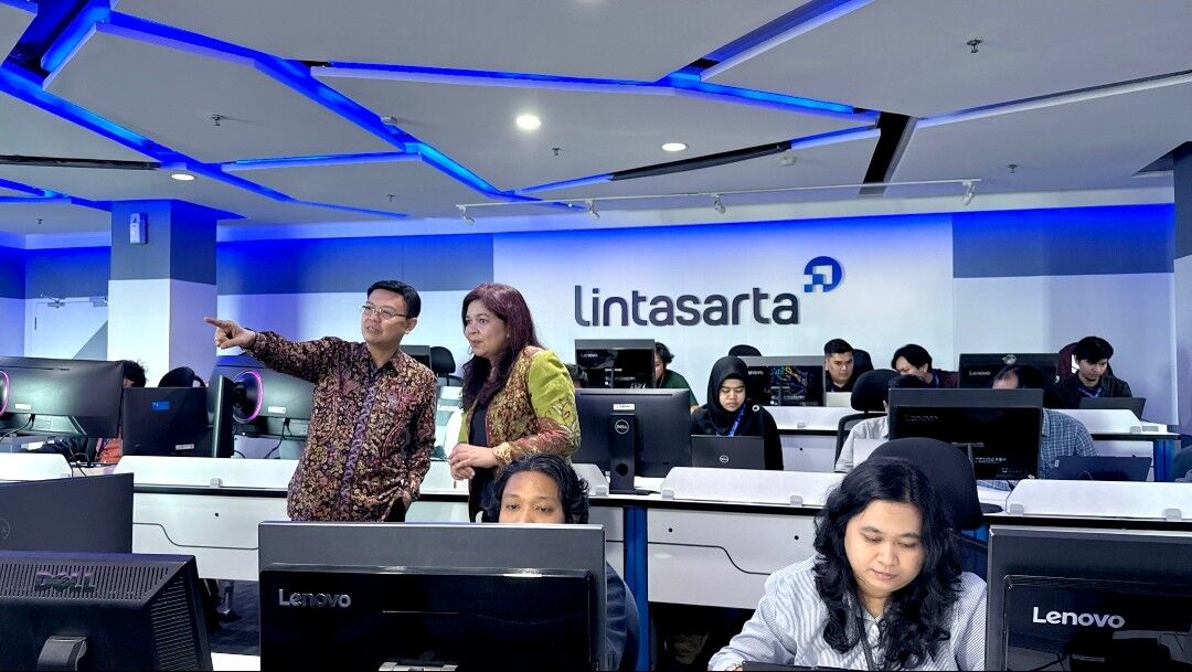 Wahyu Anggoro Adi, Chief Cybersecurity Officer Lintasarta (kiri) saat peresmian SQUARA Cybersec Experience Center yang pertama di Indonesia.