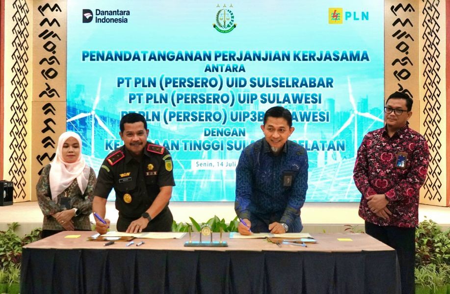 TANDA TANGAN -- Kepala Kejaksaan Tinggi Sulawesi Selatan, Agus Salim (dua dari kiri) dan GM PLN UID Sulselrabar, Edyansyah (dua dari kanan) melakukan penandatanganan perjanjian kerja sama di kantor PLN UID Sulselrabar, Makassar, Senin (14/7).
