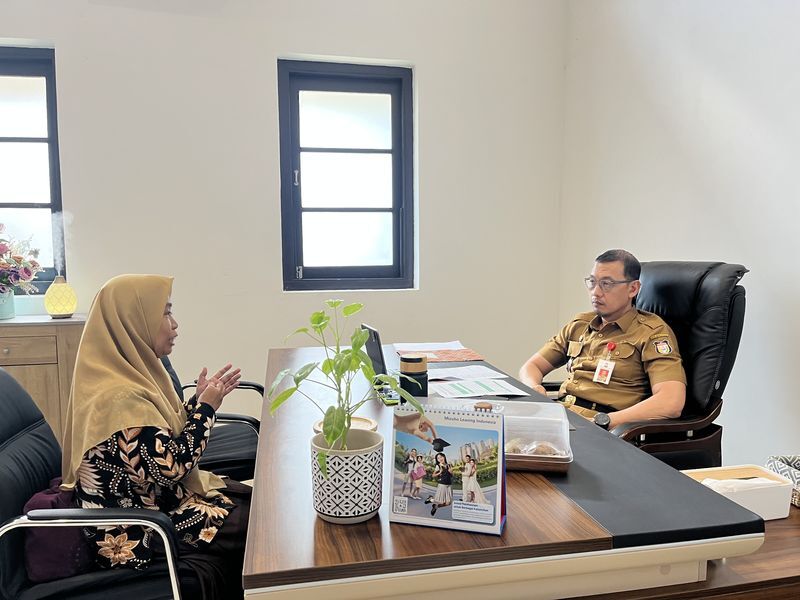ist
MENGUJI--Sekkot Makassar, Andi Zulkifly Nanda, menguji calon guru PAUD. Dari 125 peminat hanya 55 orang yang bisa mengikuti proses wawancara di depan tim penguji,Senin (14/7).
