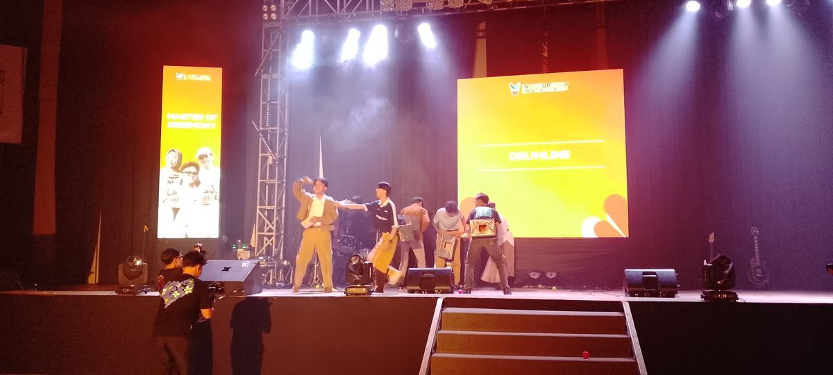 bkm/yusril
INAUGURASI--Mahasiswa Ilmu Komunikasi UIN Alauddin angkatan 2024 mempersembahkan penampilan inaugurasi dengan tema communication of Gen-Z yang bertempat di gedung Manunggal, Sabtu (19/7).