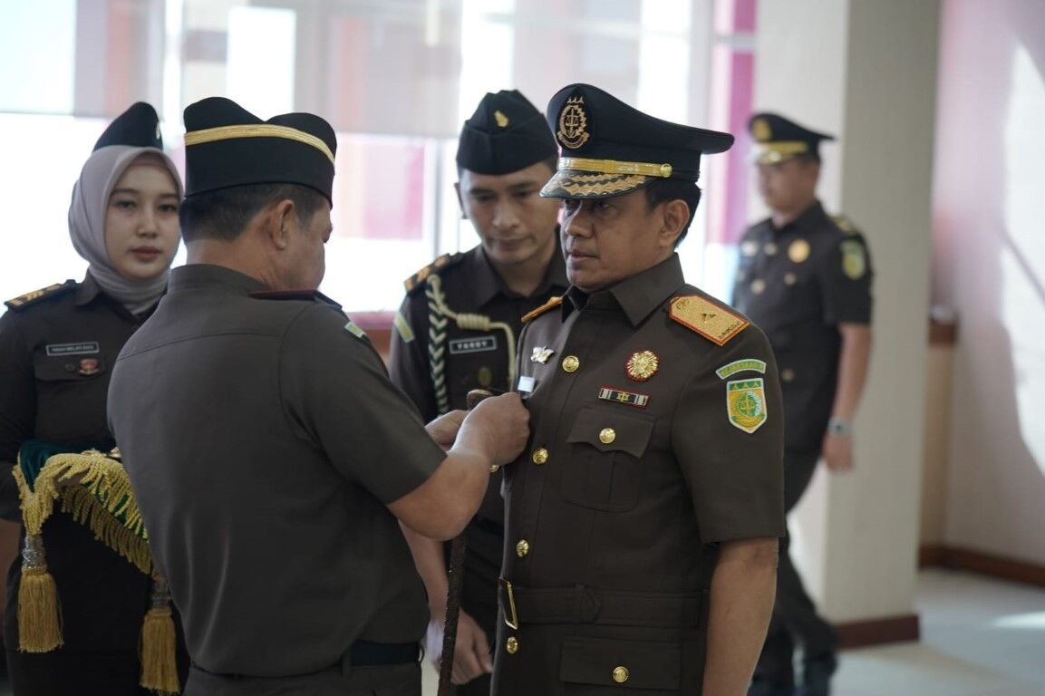 ist
LANTIK--Kajati Sulsel, Agus Salim melantik dan mengambil sumpah jabatan Wakajati Sulsel, Roberthus Melchisedek Tacoy dalam acara pelantikan dan pengambilan sumpah jabatan bagi sejumlah pejabat di lingkup kejati dan kejari di Sulsel,kemarin.
