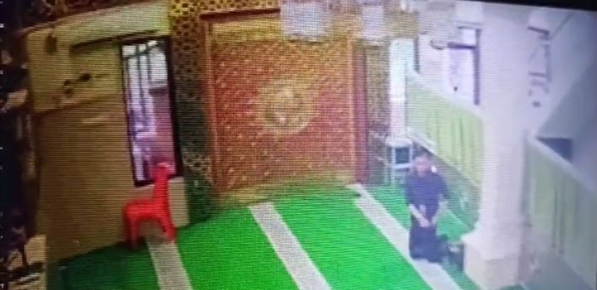 IST
PENCURIAN -- Pelaku pencurian kotak amal di Masjid Al-Ihsan Alhusna, Jalan Irian Kecamatan Wajo yang terekam CCTV. 
