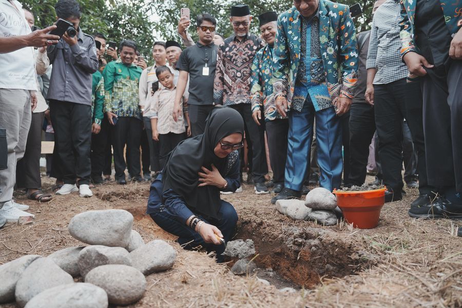 IST
BANGUN -- Bupati Gowa, Husniah Talenrang meletakkan batu pertama pembangunan padepokan Tapak Suci Putra dan Masjid Wisata Muhammadiyah Gowa. 
