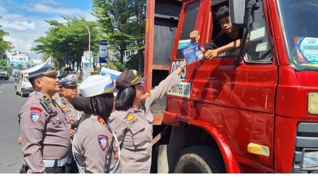OPERASI -- Satlantas Polres Pelabuhan Makassar yang melaksanakan Operasi Patuh 2025 di depan Pintu 2 Jalan Nusantara Makassar. 
