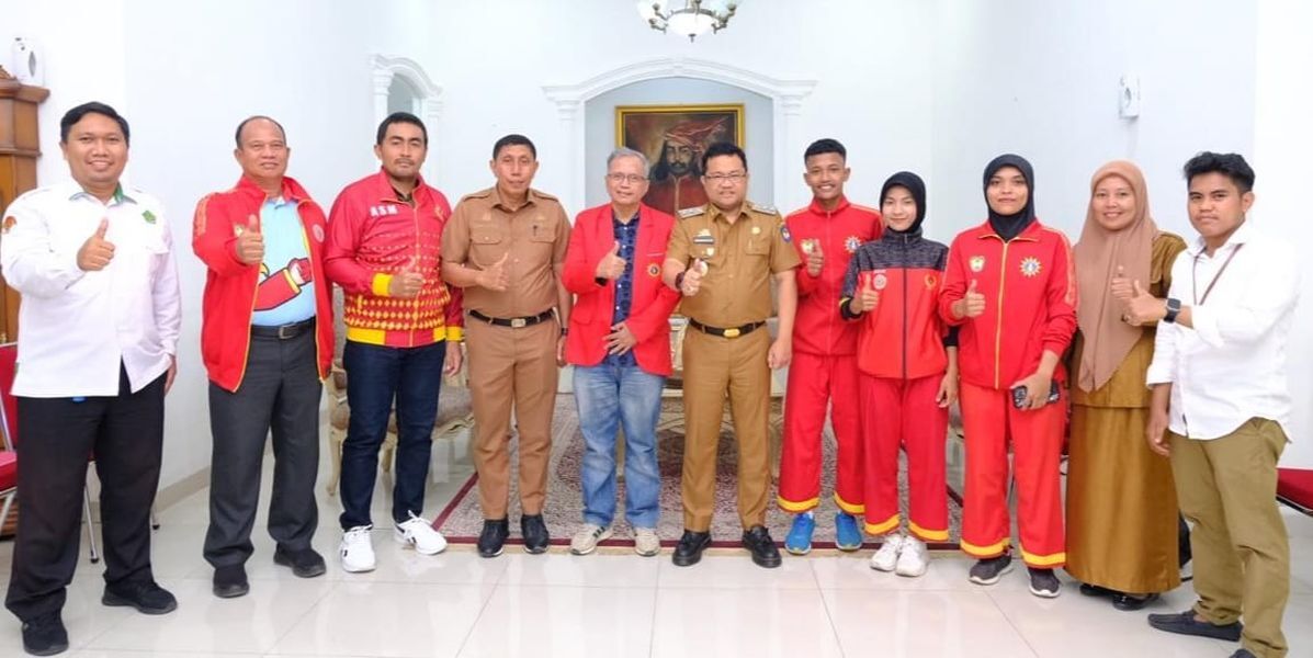 IST
LEPAS -- Wabup Gowa, Darmawangsyah Muin saat menerima audience Ketua Pimda 177 Tapak Suci Gowa sekaligus melepas empat atlet silat Gowa ke Kejuaraan Dunia Tapak Suci di Malang. 
