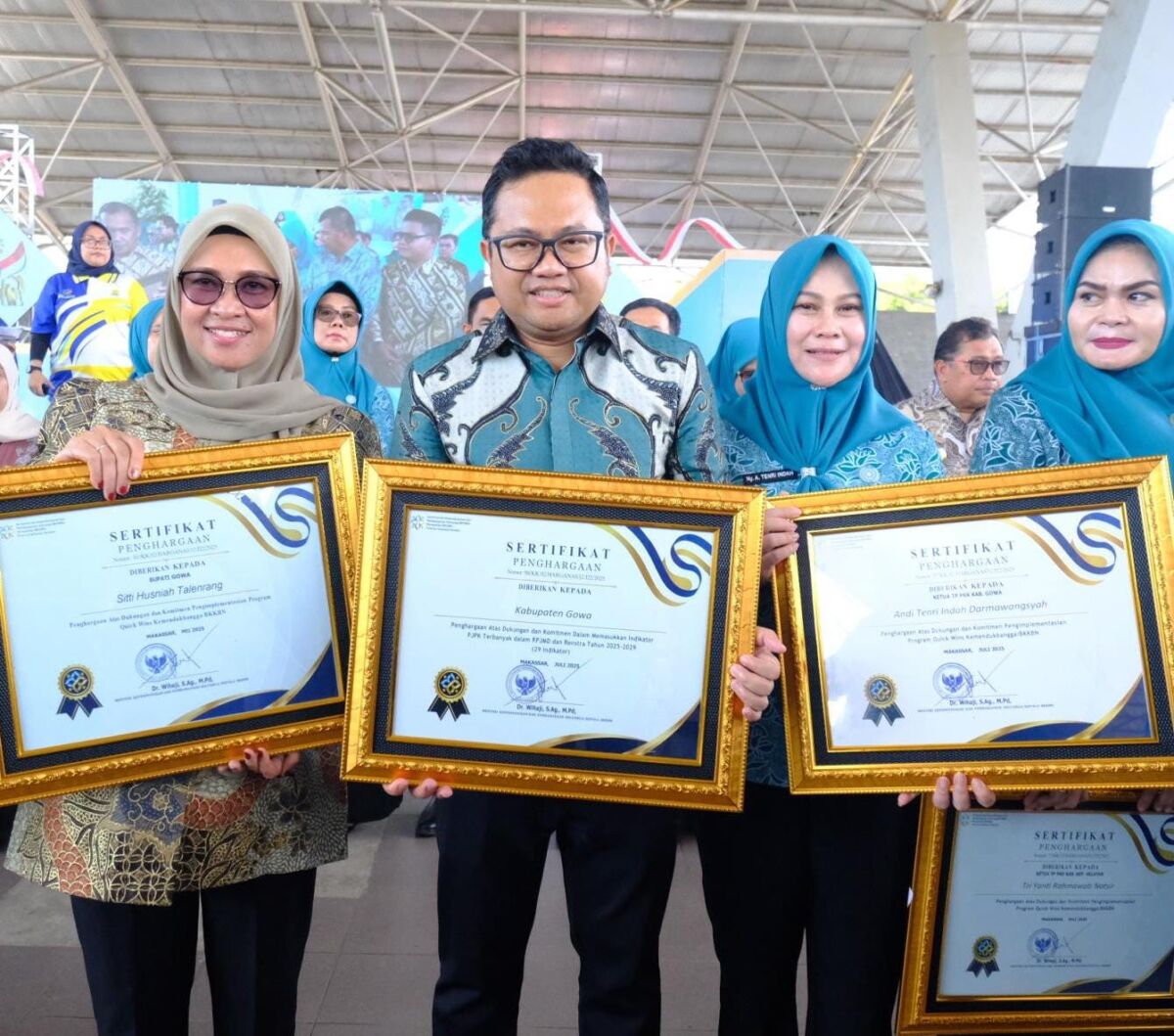 IST
PENGHARGAAN -- Bupati Gowa, Husniah Talenrang bersama Wabup Gowa, Darmawangsyah Muin dan Ketua TP PKK Gowa, Andi Tenri Indah Darmawangsyah usai menerima penghargaan dari Mendukbangga/BKKBN.
