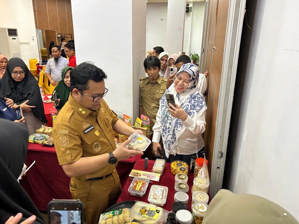 IST
PRODUK UMKM -- Wabup Gowa, Darmawangsyah Muin, meninjau sejumlah produk UMKM yang dibawa para pelaku usaha di kegiatan pelatihan desain kemasan. 
