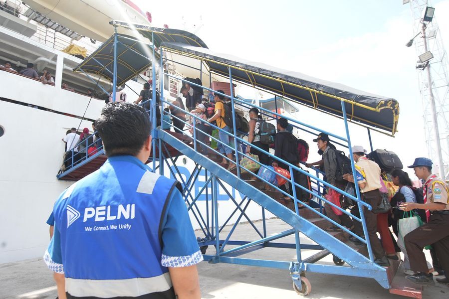 ANGKUTAN -- Sejumlah anak sekolah usai melakukan liburan sekolah di kampung halaman kini balik lagi ke tempat tujuan untuk melanjutkan pendidikan.
