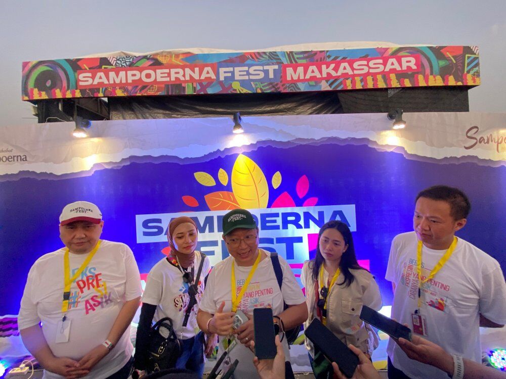 APLIKASI -- Finance & Business Planning Director, Henky Suryaputra (tengah) didampingi Lending & Fintech Product & Partnership Division Head, Oktavia Laksmi Wardani (dua dari kanan), Funding & Bancassurance Business Development Group Head, Candida Ayu Merisca (dua dari kiri), dan Distribution East Head, Harry E. Kwenre (kiri) menunjukkan aplikasi dari Bank Sampoerna secara online. 
