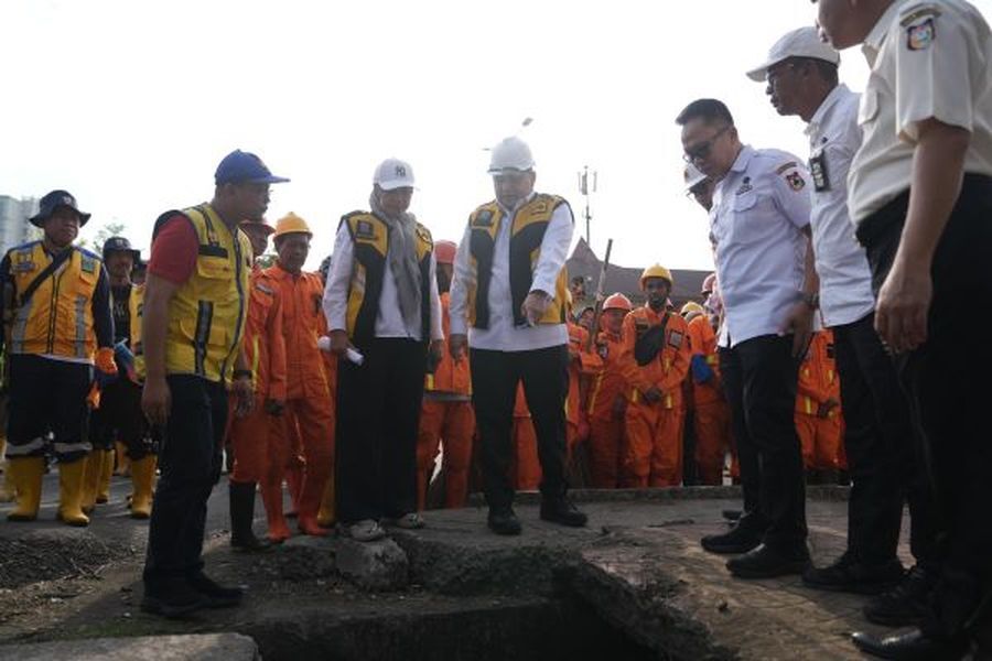 int
PIMPIN--Wali Kota Munafri Arifuddin memimpin kerja bakti lintas instansi digelar di Jalan AP Petta Rani.Jalan ini salah satu kawasan paling terdampak saat hujan deras melanda kota.Sementara anggota DPRD Kota Makassar masih menilai pembangunan infrastruktur seperti sistem drainase masih buruk sehingga perlu dilakukan penmbenahan.
