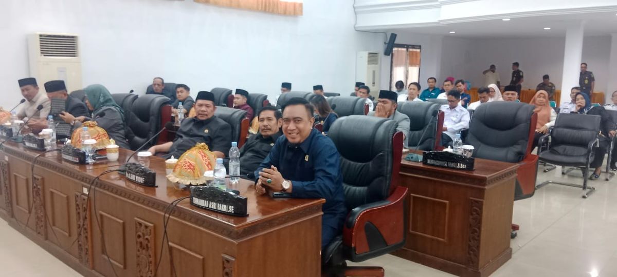 SOSIALISASI -- Bupati Bantaeng M Fahtul Fauzy Nurdin menghadiri sosialisasi penyaluran beras bantuan pangan Kabupaten Bantaeng Tahun 2025 di Ruang Pola Kantor Bupati Bantaeng baru-baru ini. 
