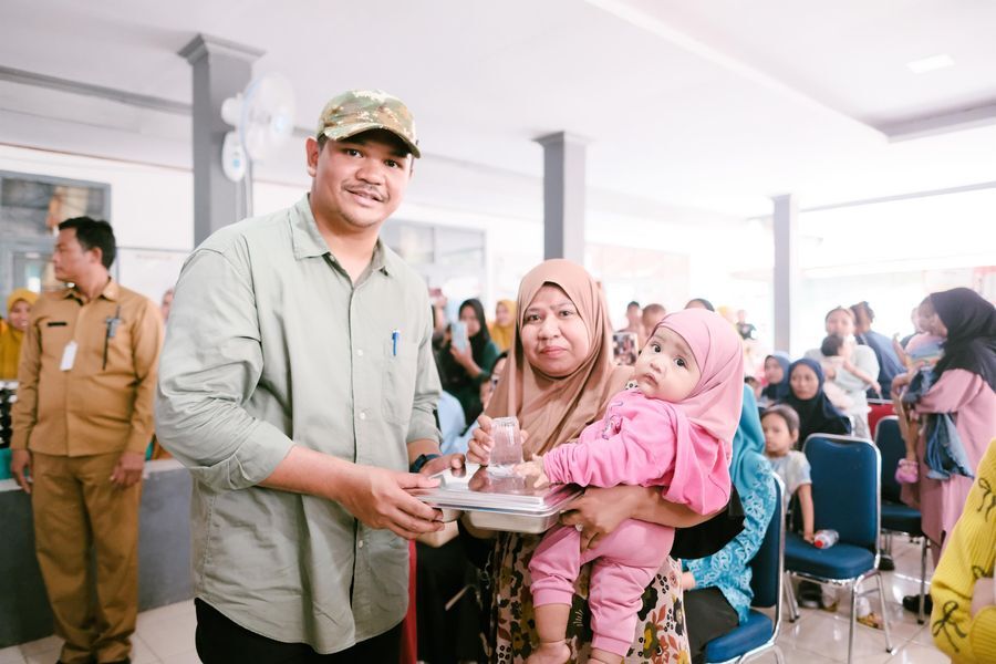 PENYALURAN -- Bupati Bantaeng, M Fathul Fauzy Nurdin menghadiri kegiatan penyaluran MBG yang dilaksanakan di Aula Kantor Lurah Bonto Atu, Kecamatan Bissappu, Kabupaten Bantaeng, Selasa (15/7).