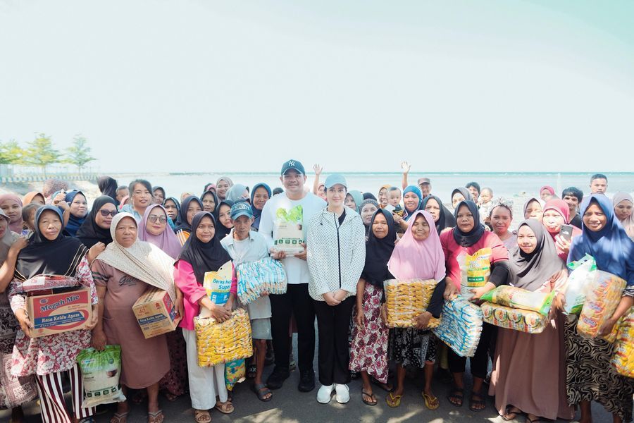 BANTUAN -- Bupati Bantaeng, M. Fathul Fauzy Nurdin menyerahkan bantuan sembako kepada ratusan petani rumput laut di Dusun Mattoangin, Desa Bonto Jai, Kecamatan Bisappu baru-baru ini. 
