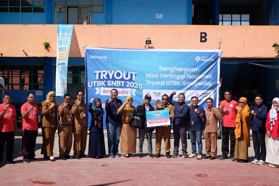 BANTUAN -- Tim Telkomsel bersama Kepala Cabang Dinas Pendidikan Provinsi Sulawesi Selatan Wilayah Parepare yang diwakili Munawar, Kasubag Tata Usaha Kantor Cabang Dinas Wilayah 8 Sulsel, Kepala Sekolah SMAN 2 Parepare, Mardiah, serta para guru di sekolah tersebut menerima bantuan dari Telkomsel.
