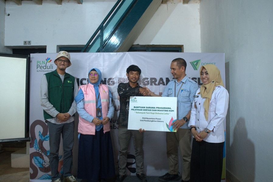 BANTUAN -- Perwakilan manajemen PLN Nusantara Power UP Bakaru, perwakilan Pemerintah Kota Parapare, Pimpinan Cabang Dompet Dhuafa Sulawesi Selatan, Pandu Heru Satrio, pengurus Kelompok Tani Kopi Letta, saat menyerahkan bantuan sarana pelatihan Sortasi-Roasting.
