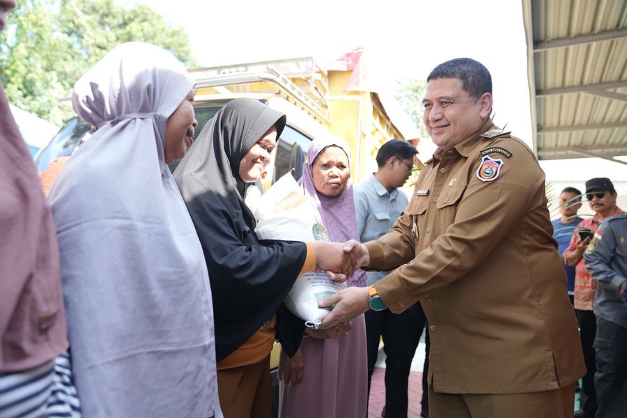 ist
SERAHKAN--Wali Kota Makassar, Munafri Arifuddin, menyerahkan bantuan beras bantuan pemerintah ke penerima manfaat secara simbolis di Kantor Lurah Daya, Kecamatan Biringkanaya, Selasa (22/7).