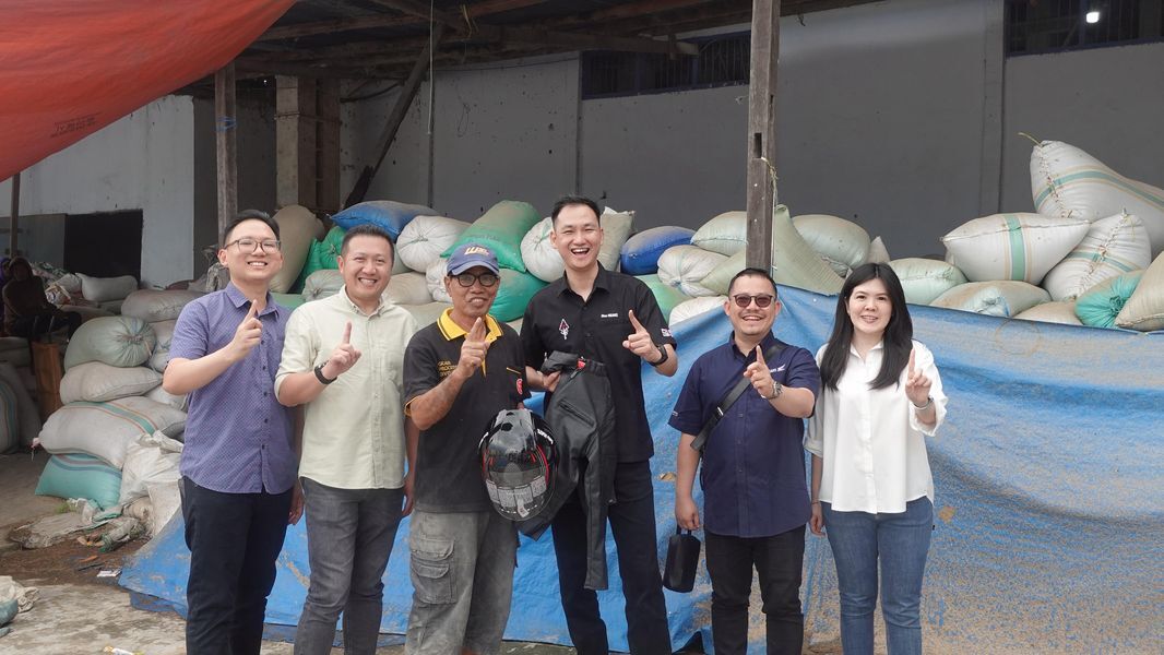 BANTUAN -- Kepala Wilayah Astra Motor Sulsel, Thamsir Sutrisno ( dua dari kanan) dan General Manager Astra Honda Motor, Paulus Dani (tiga dari kanan) foto bersama dengan salah satu kelompok tani di Bantimurung.
