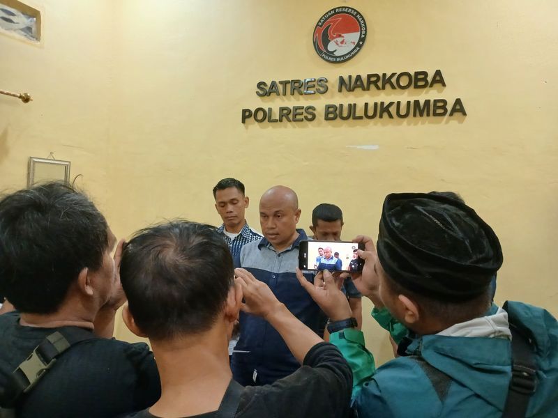 UNGKAP -- Kasat Resnarkoba Polres Bulukumba, AKP Ahmad Risal memberikan keterangan kepada pers terkait pengungkapan 11 kasus penyalahgunaan narkoba selama Operasi Antik 2025 yang digelar selama 20 hari, mulai 10-29 Juni 2025. 
