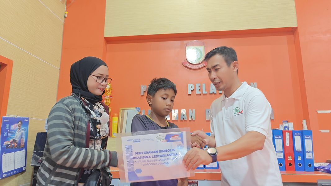 BEASISWA -- Perwakilan Astra Motor Sulawesi Selatan, Wanny Dewa (kanan) sedang menyerahkan beasiswa kepada siswa SD dan SMP dari keluarga kurang mampu yang berada di Kampung Berseri Astra (KBA) Burasa, Kelurahan Rappocini, Makassar, pada Senin, 21 Juli 2025.
