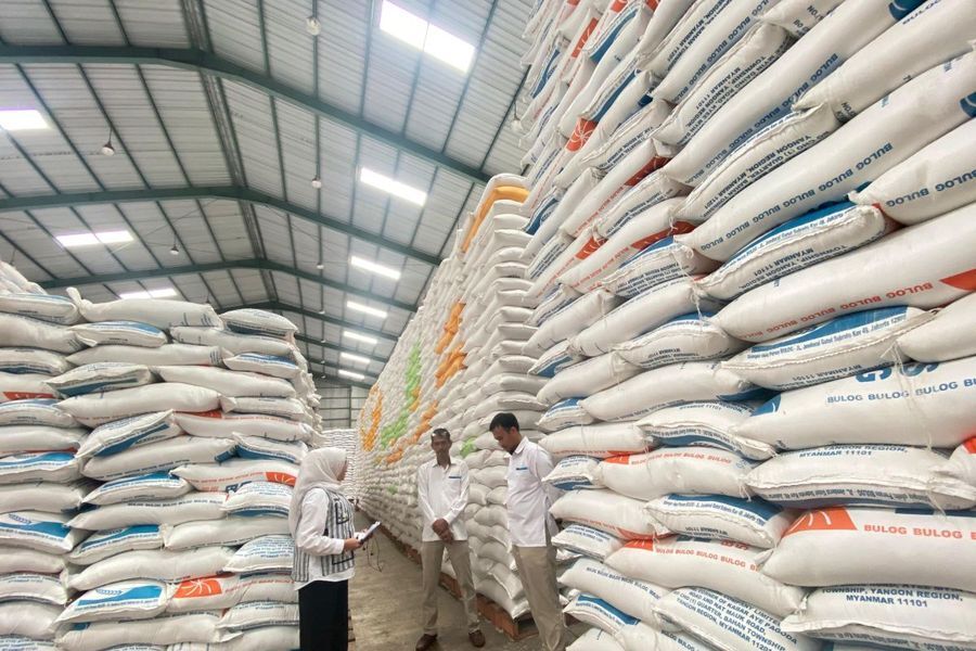 int
BERAS--Dinas Tanaman Pangan, Hortikultura dan Perkebunan Sulsel memastikan jika Sulsel tidak kekurangan beras. Sebab produksi beras di daerah ini mengalami surplus sebesar 951.031 ton pada periode Januari hingga pertengahan Juli 2025.Tampak beras di Gudang Bulog Makassar.
