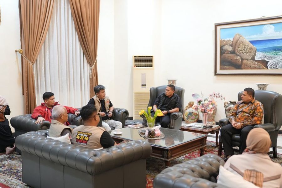 ist
MENERIMA--Wali Kota Makassar, Munafri Arifuddin, menerima panitia kegiatan Bhayangkara Offroad Peduli Seri IV, yang menjadi rangkaian peringatan Hari Bhayangkara 2025, di Kediman pribadi, Jalan Chairul Anwar, Minggu (13/7) malam.
