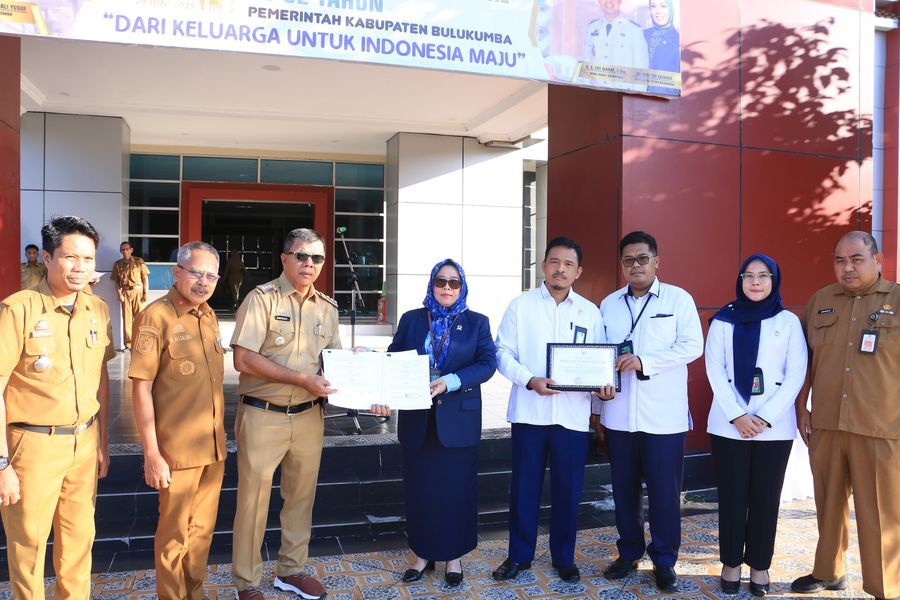 KERJASAMA -- Penandatanganan kerja sama bantuan hukum gratis warga tidak mampu oleh Bupati Bulukumba Andi Muchtar Ali Yusuf dan Ketua PN Bulukumba Ernawati di Halaman Kantor Bupati Bulukumba, Senin (7/7).