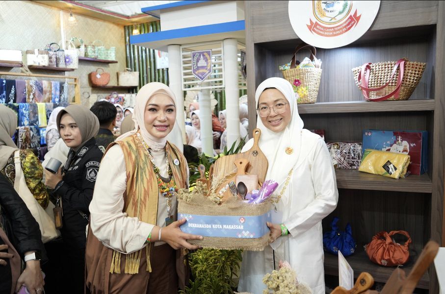 ist
RAMAI--Stand Dekranasda Kota Makassar menjadi salah satu pusat perhatian dalam HUT ke-45 Dekranas yang berlangsung di BSCC Dome, Kalimantan Timur.

