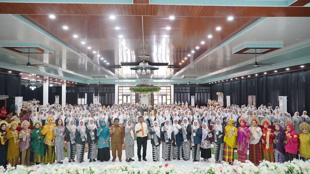 MUSCAB -- Bupati Bulukumba, Andi Muchtar Ali Yusuf foto bersama usai secara resmi membuka Musyawarah Cabang (Muscab) VIII Ikatan Bidan Indonesia (IBI) Kabupaten Bulukumba di Gedung Bersama, Senin (30/6).
