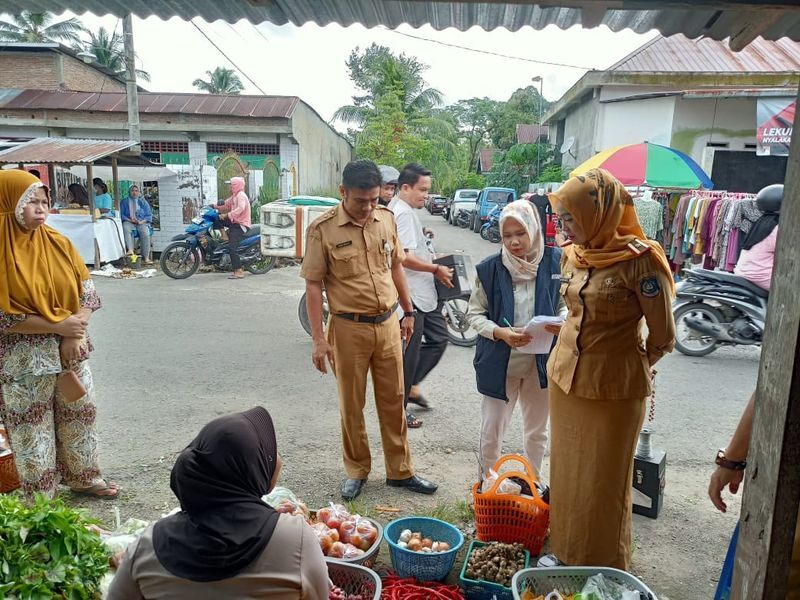 PENGAWASAN -- Disdagrin Bulukumba melakukan pengawasan bahan pokok dan kebutuhan lainnya di salah satu pasar tradisional beberapa waktu lalu.
