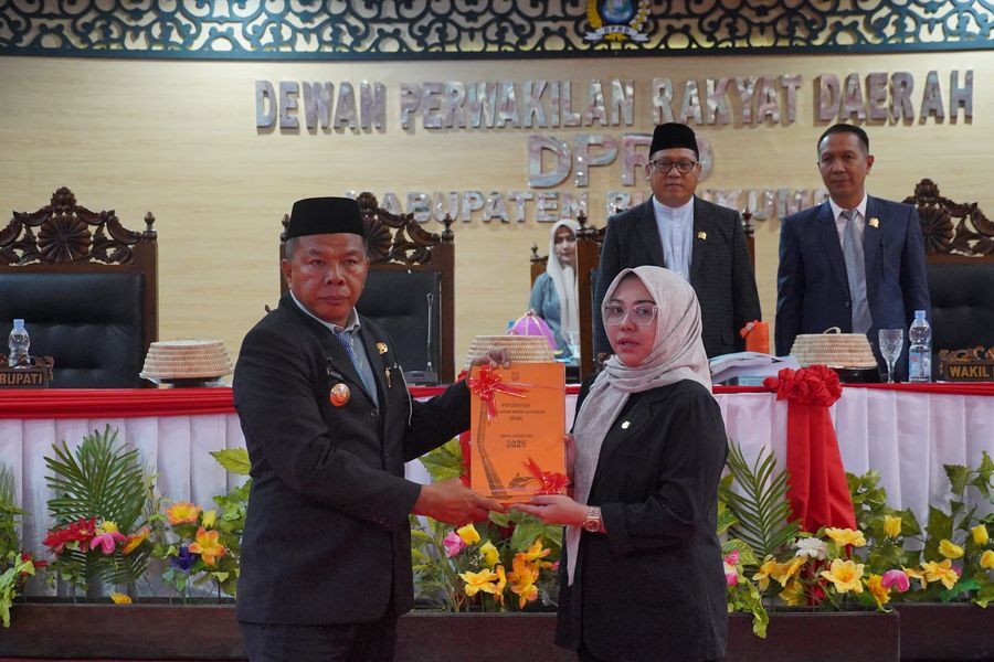 SERAHKAN -- Bupati Bulukumba Andi Muchtar Ali Yusuf saat menyerahkan rancangan KUA-PPAS-P APBD Kabupaten Bulukumba TA 2025 melalui rapat paripurna DPRD Kabupaten Bulukumba, Jumat (18/7).