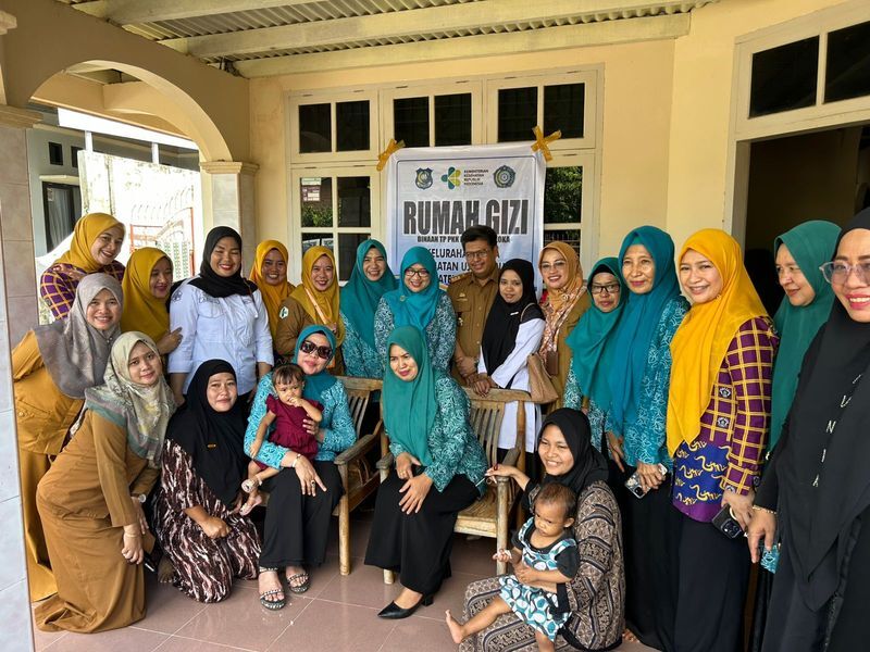 KUNJUNGAN -- Ketua TP PKK Kabupaten Bulukumba, Andi Herfida Muchtar melakukan kunjungan ke sejumlah Rumah Gizi di Kecamatan Ujung Bulu sekaligus memastikan program PEDAS tetap berjalan, Selasa (1/7).