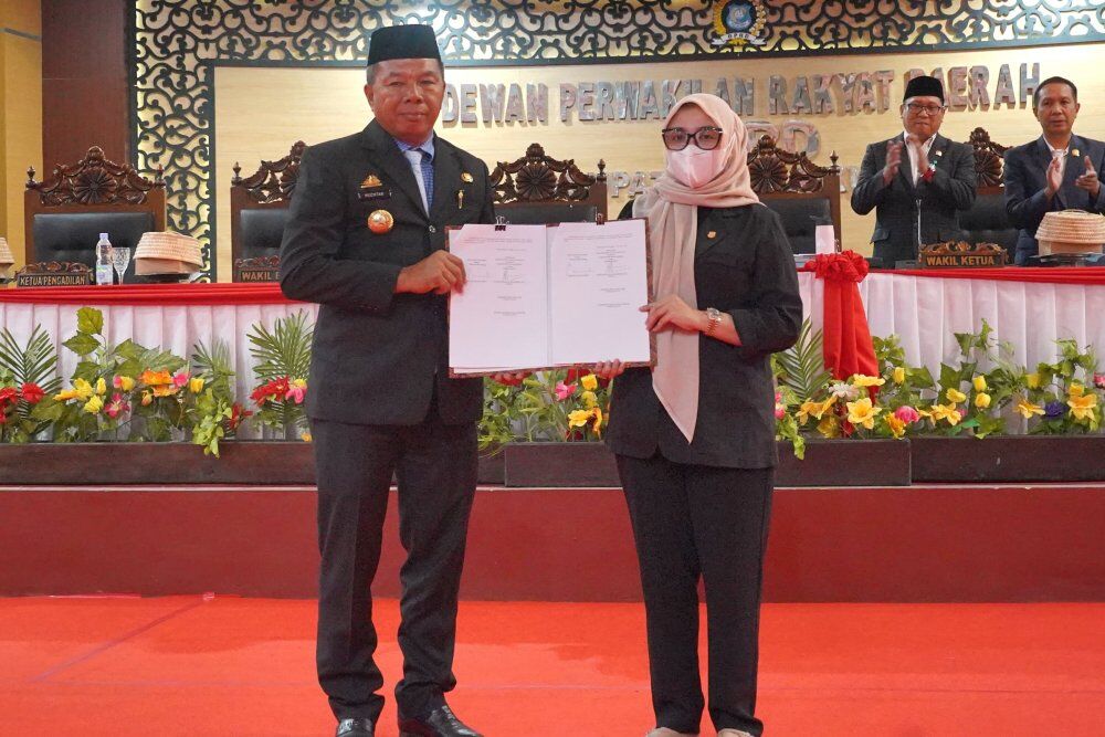 SAH -- Bupati Bulukumba Andi Muchtar Ali Yusuf dan Ketua DPRD Kabupaten Bulukumba Umy Asyiatun Khadijah memperlihatkan naskah KUA-PPAS APBD 2025 usai menandatangani nota kesepakatan perubahan di Gedung DPRD Bulukumba, Senin (28/7)Senin (28/7).
