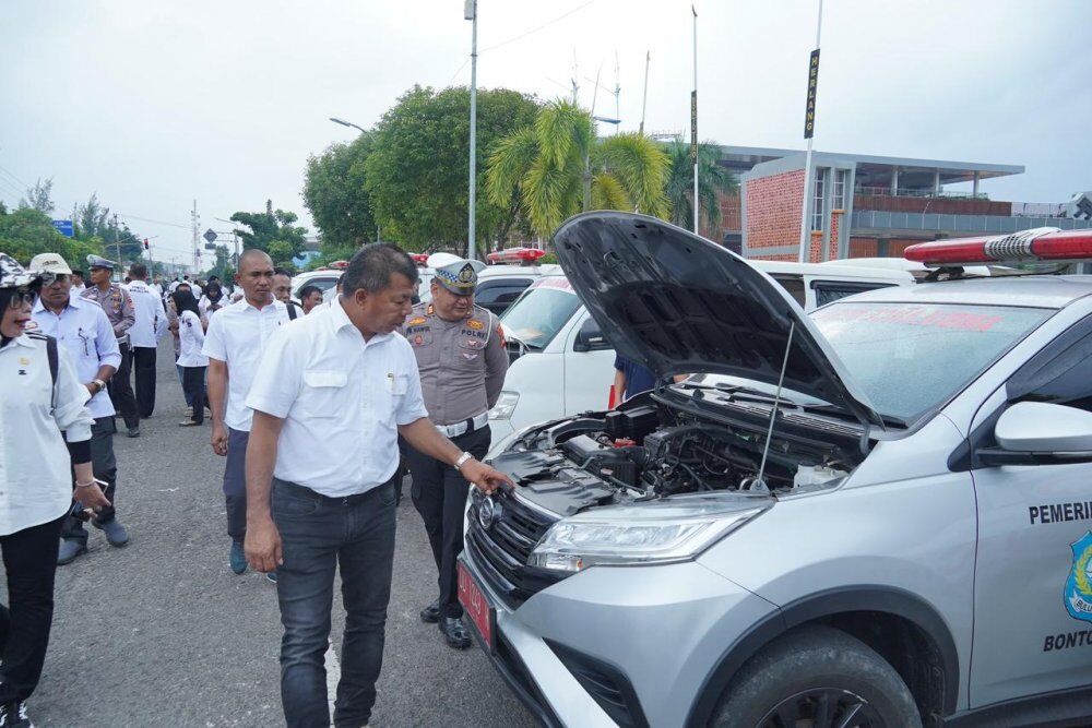 DIPERIKSA -- Ratusan ambulans desa memadati pinggir jalan di seputaran Lapangan Pemuda Kantor Bupati Bulukumba untuk dilakukan pemeriksaan oleh Dinas PMD dan Inspektorat, Rabu (30/7) 