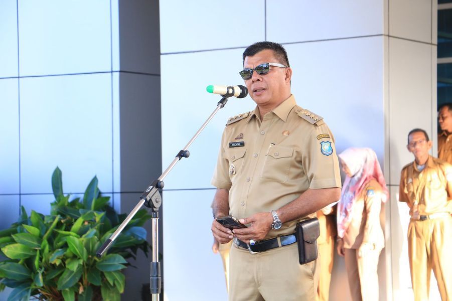 APRESIASI -- Bupati Bulukumba, Andi Muchtar Ali Yusuf menyampaikan apresiasi mendalam kepada tim gabungan yang telah bekerja dalam penanggulangan banjir di Kabupaten Bulukumba disela-sela apel pagi di Kantor Bupati Bulukumba, Senin (7/7). 
