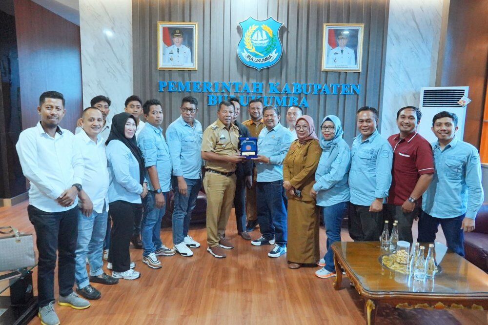 BANTUAN -- Pemkab Bulukumba menerima bantuan 26 unit motor sampah disela-sela rapat Monev KPR Triwulan I dan II, serta rencana program 3 juta rumah di ruang rapat Kantor Bupati Bulukumba, Senin (28/7)

