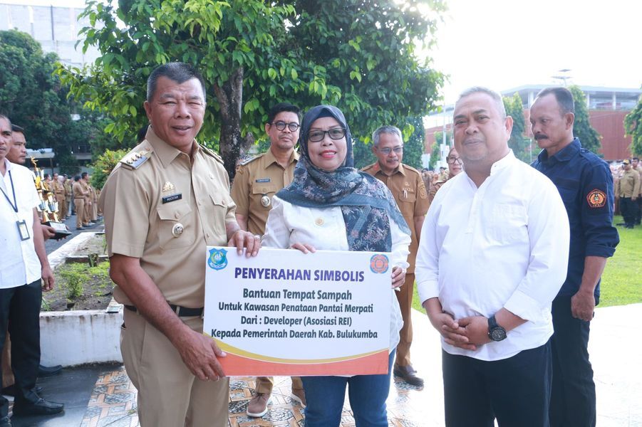 TEMPAT SAMPAH -- Perwakilan REI Bulukumba, Hj Nurhidayah menyerahkan 21 Tempat Sampah kepada Bupati Bulukumba Andi Muchtar Ali di sela Apel Gabungan OPD di halaman Kantor Bupati Bulukumba, Senin (21/7).