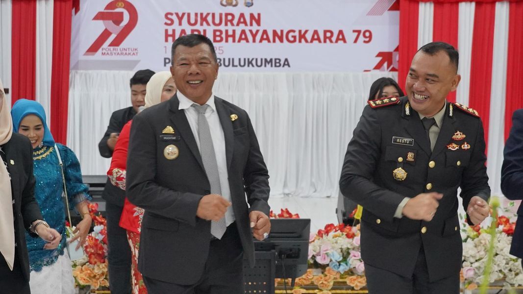HARI BHAYANGKARA -- Bupati Bulukumba, Andi Muchtar Ali Yusuf menghadiri upacara peringatan Hari Bhayangkara ke-79 di halaman Mapolres Bulukumba, Selasa (1/7), pagi. 
