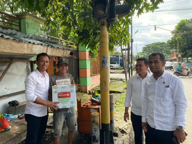 BERBAGI -- Kasat Reskrim Polres Bulukumba Iptu Muhammad Ali juga turun kemasyarakat melalui gerakan berbagi dan kemanusiaan agar semakin dicintai oleh rakyat pada Senin (30/6). 